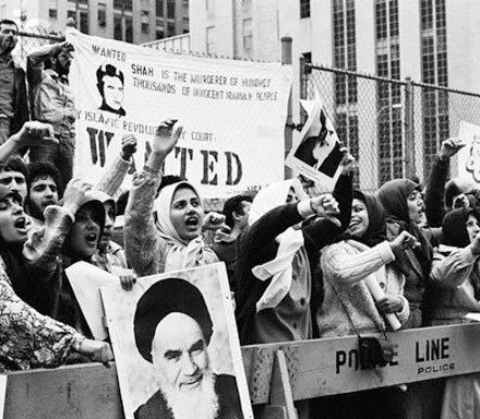 نقش‌آفرینی دانشجویان ضدشاه در آذر ۵۶