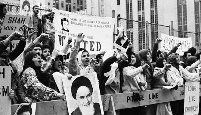 نقش‌آفرینی دانشجویان ضدشاه در آذر ۵۶