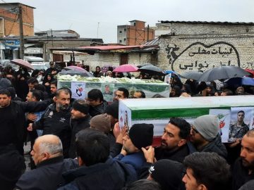 تصاویر تشییع شهدای میاندورود در جنگ تحمیلی رمضان در شهر سورک / باران هم مانع سیل‌ خروشان جمعیت میاندورود نشد