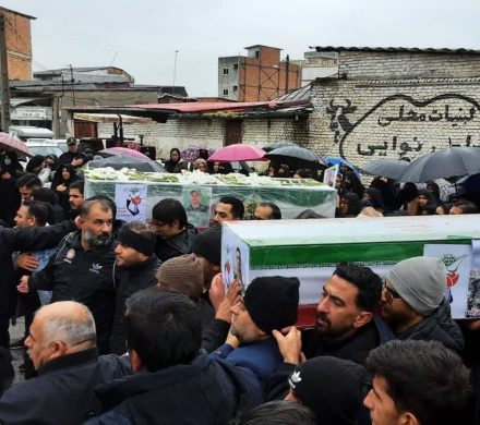 تصاویر تشییع شهدای میاندورود در جنگ تحمیلی رمضان در شهر سورک / باران هم مانع سیل‌ خروشان جمعیت میاندورود نشد