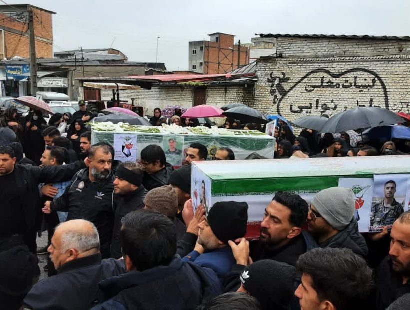 تصاویر تشییع شهدای میاندورود در جنگ تحمیلی رمضان در شهر سورک / باران هم مانع سیل‌ خروشان جمعیت میاندورود نشد