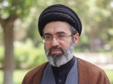 آیت‌الله سید مجتبی خامنه‌ای:ارتش دلاورانه از کشور دفاع می‌کند