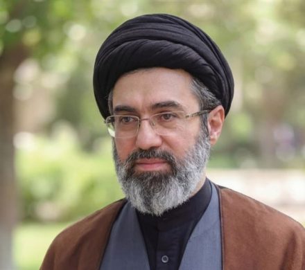 آیت‌الله سید مجتبی خامنه‌ای:ارتش دلاورانه از کشور دفاع می‌کند